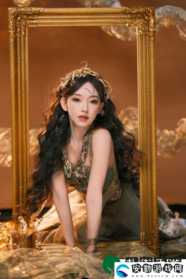 程瀟化身金色蛇女