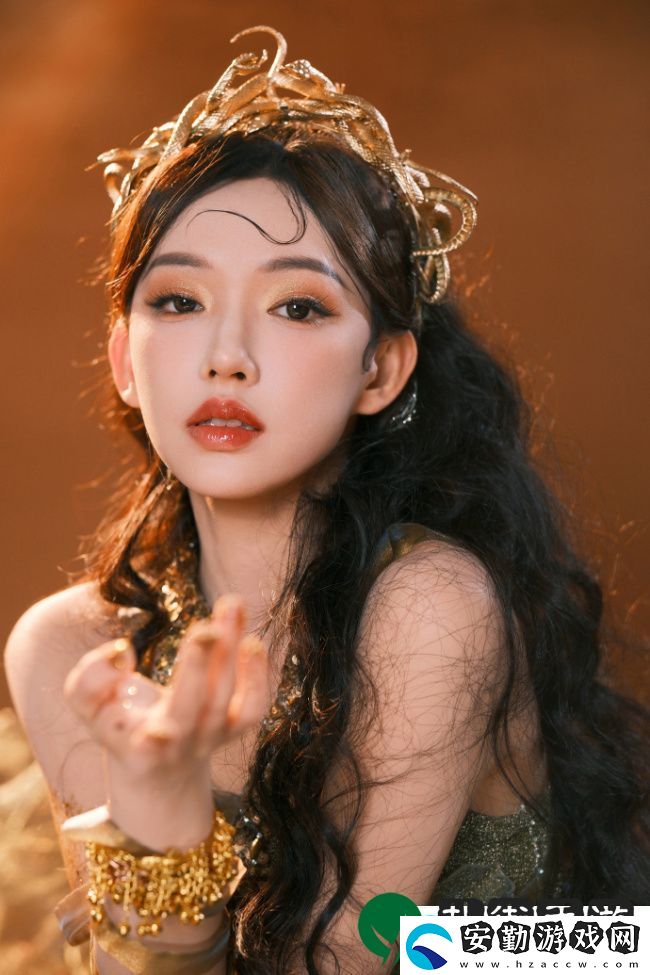程瀟化身金色蛇女