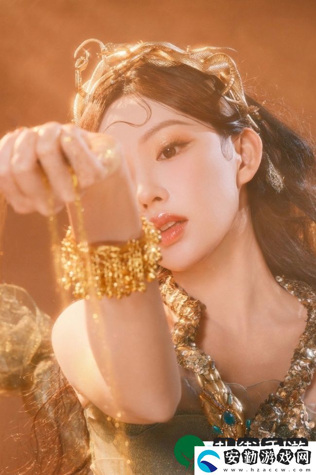程瀟化身金色蛇女