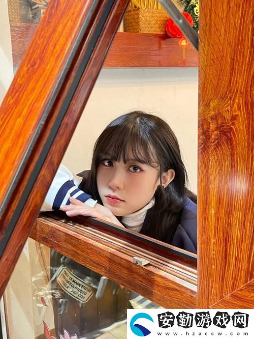 ?；ㄅ吭诓ＡТ?></p><p>?；ㄊ切@里的風云人物，她的美麗總能引起無數(shù)注目。在那窗邊，她孤獨地望著外面的世界，似乎在思考著什么。陽光灑在她的發(fā)上，襯托出她清晰的面容與溫柔的氣質。此刻，她的心里充滿了對未來的期待和不安。?；ㄅ吭诓ＡТ?，一邊欣賞著同學們的歡聲笑語，一邊陷入了自己的思緒中。</p><p>她曾被無數(shù)名男生追求，大家都以為她是個無所憂慮的女孩。然而，在她華麗的外表背后，隱藏著的是對未來的迷茫。學業(yè)的壓力、家庭的期望，甚至是對愛情的渴望，都讓她感到無形的重擔。校花趴在玻璃窗，心中暗自下定決心，無論如何都要努力向前，不讓青春的美麗白白浪費。</p><p>窗外，朋友們正在策劃著一次郊游，那是一個充滿歡聲笑語的提議。她幾乎可以想象到，跟朋友們一同享受陽光與自然的場景。然而，校花卻覺得自己的心情有些沉重。她害怕被人看到內心的脆弱，只能躲在這扇玻璃窗后，仿佛與這個世界隔絕開來。?；ㄅ吭诓ＡТ?，雖然外邊的歡鬧聲聽得清清楚楚，但她卻難以融入其中。</p><p>就在這個時候，好友走了進來，目光一眼就捕捉到了?；ǖ那榫w。她輕輕走過來，坐在?；ㄉ磉叄退窒砥鹱罱娜な?。那一刻，陽光透過窗戶，灑在兩個女孩的身上，溫暖而明亮。校花的心情漸漸被友誼的溫度融化，她發(fā)現(xiàn)自己并不孤單，身邊始終有著支持自己的朋友。</p><p>在這一場景中，?；ㄅ吭诓ＡТ暗漠嬅孀兊蒙鷦悠饋怼Ｋ龑⒛橆a貼在窗玻璃上，仙楓游戲網(wǎng)發(fā)笑，笑容中夾雜著對生活的感悟。青春就是這樣的復雜而美麗，盡管有波瀾起伏，但更多的是陽光燦爛的時刻。她暗自提醒自己，應該珍惜身邊的人和事，迎接每一次挑戰(zhàn)。</p><p>最后，?；Q定走出這扇窗戶，參與到同學們的歡笑中。她輕輕起身，朝窗外走去，仿佛從玻璃的束縛中解放了出來。在那一瞬間，?；靼祝啻弘m短暫，但只要心中有夢想，生活就會充滿無限可能。?；ㄅ吭诓ＡТ暗墓适?，將會成為她青春歲月中最美麗的回憶。</p>            </div>
        </div>
        <div   id=