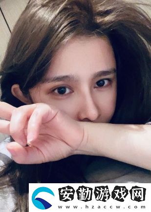 美女主播直播間展示演技