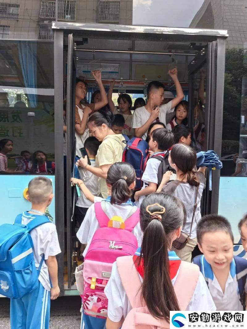 公交車上C了兩個小學(xué)生