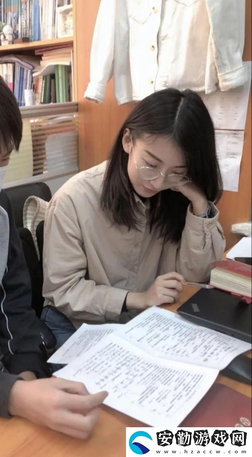 揭示“強(qiáng)倫女教師4”中的教育哲學(xué)與情感掙扎