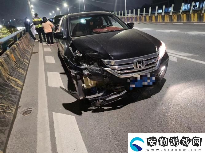 在車?yán)锉蛔擦税舜?></p><p>這位被撞的網(wǎng)友表示，他的車在過去的幾年里，先后經(jīng)歷了八次不同程度的碰撞。有些是輕微的刮擦，有些則是導(dǎo)致車輛損壞的嚴(yán)重碰撞。無論是哪一種情況，這樣的經(jīng)歷無疑給他帶來了不小的困擾和損失。對此，網(wǎng)友們紛紛留言，有人調(diào)侃“這真是強(qiáng)大的磁場呀”，也有人表示同情，覺得這樣的運氣實在不太好。</p><p>在具體的案例中，這位網(wǎng)友回憶起第一次被撞的情景，那是一個陰雨綿綿的下午。他在繁忙的市中心開車，突然一輛車從側(cè)面闖了出來，直接撞向了他的車。當(dāng)時他愣住了，心中暗想：“難道這就是命運的開始？”此后的每一次碰撞都在悄然到來：有的是因為后方車輛輕微追尾，有的是在停車場錯位駕駛，甚至還遇到過酒駕者造成的嚴(yán)重碰撞。</p><p>常常有人會問，在車?yán)锉蛔擦税舜芜@件事，是不是該重檢一下自己駕駛的能力或者選擇的開車路線。對此，這位網(wǎng)友表示，他對自己的駕駛技術(shù)相對自信，但也不得不承認(rèn)，周圍的駕駛環(huán)境和其他司機(jī)的行為也影響了他的行車安全。在經(jīng)歷了這么多次碰撞后，他的心態(tài)逐漸從憤怒轉(zhuǎn)變?yōu)榈?，甚至?xí)蚺笥芽湟@種“豐富”的安全駕駛經(jīng)歷。</p><p>網(wǎng)友們對此表示各有各的看法。有的人提議，是否可以通過改變行車路線，避開交通繁忙的地段，來減少碰撞的概率；也有人建議加強(qiáng)道路安全教育，提高駕駛員的道路安全意識。無論如何，在車?yán)锉蛔擦税舜芜@件事情，確實讓人感到惋惜。</p><p>隨著社交媒體的發(fā)達(dá)，這位網(wǎng)友的經(jīng)歷引發(fā)了大量的討論和關(guān)注，許多人開始分享自己在交通方面的奇聞異事，形成了一股“撞車文化”。在某種程度上，這些分享不僅讓大家開懷大笑，也讓人們更加重視行車安全的意識。</p><p>最終，在車?yán)锉蛔擦税舜蔚慕?jīng)歷，成了網(wǎng)友們閑聊時的一個愉快話題。盡管這種經(jīng)歷并不是每個人都想要的，但網(wǎng)友們卻在這個過程中發(fā)現(xiàn)了幽默的一面，反而讓人覺得生活中有趣的事物無處不在?；蛟S，在這樣的生活中，碰撞并不是最重要的，重要的是我們?nèi)绾蚊鎸突膺@些遭遇，讓生活依然充滿樂趣。</p>            </div>
        </div>
        <div   id=