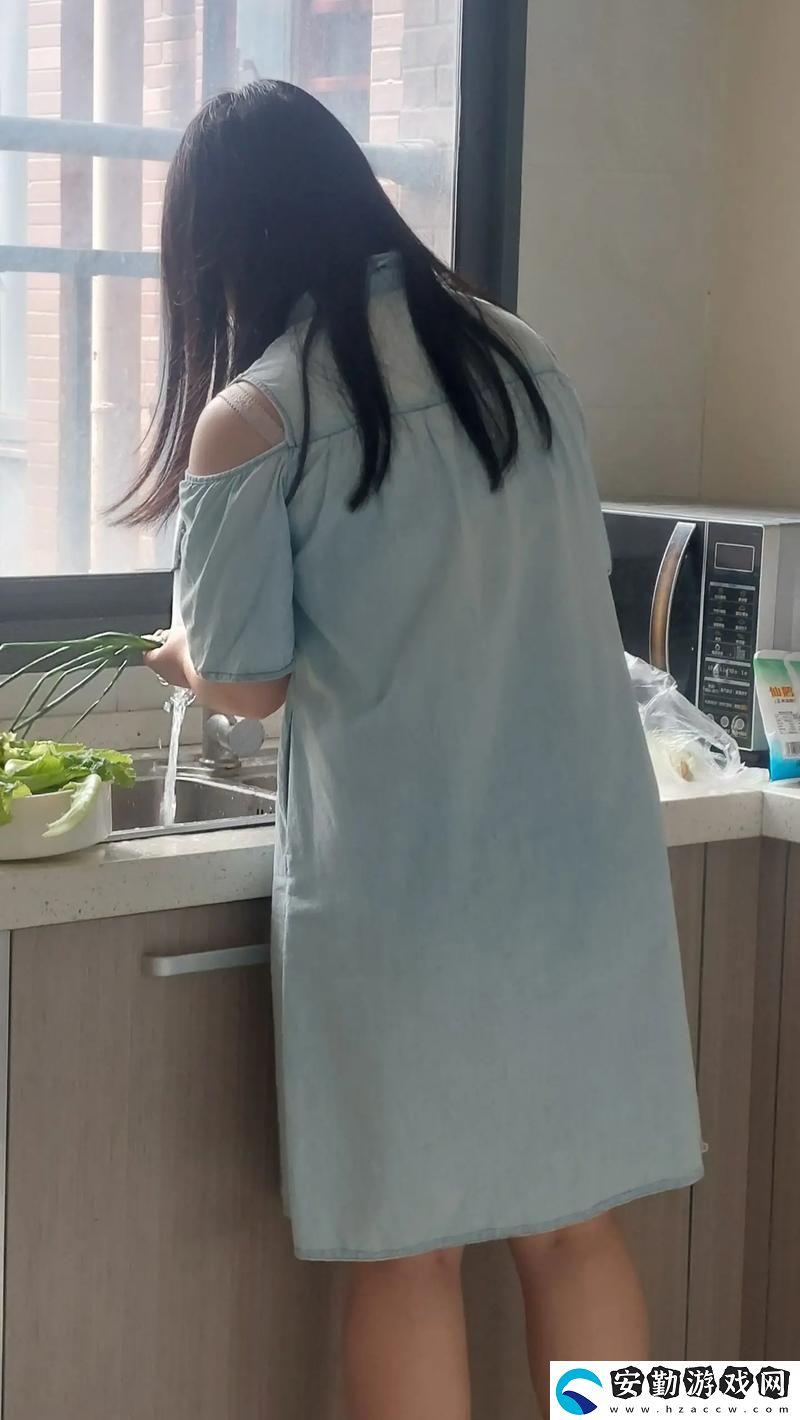 溫馨悠閑中午媽媽在廚房做飯